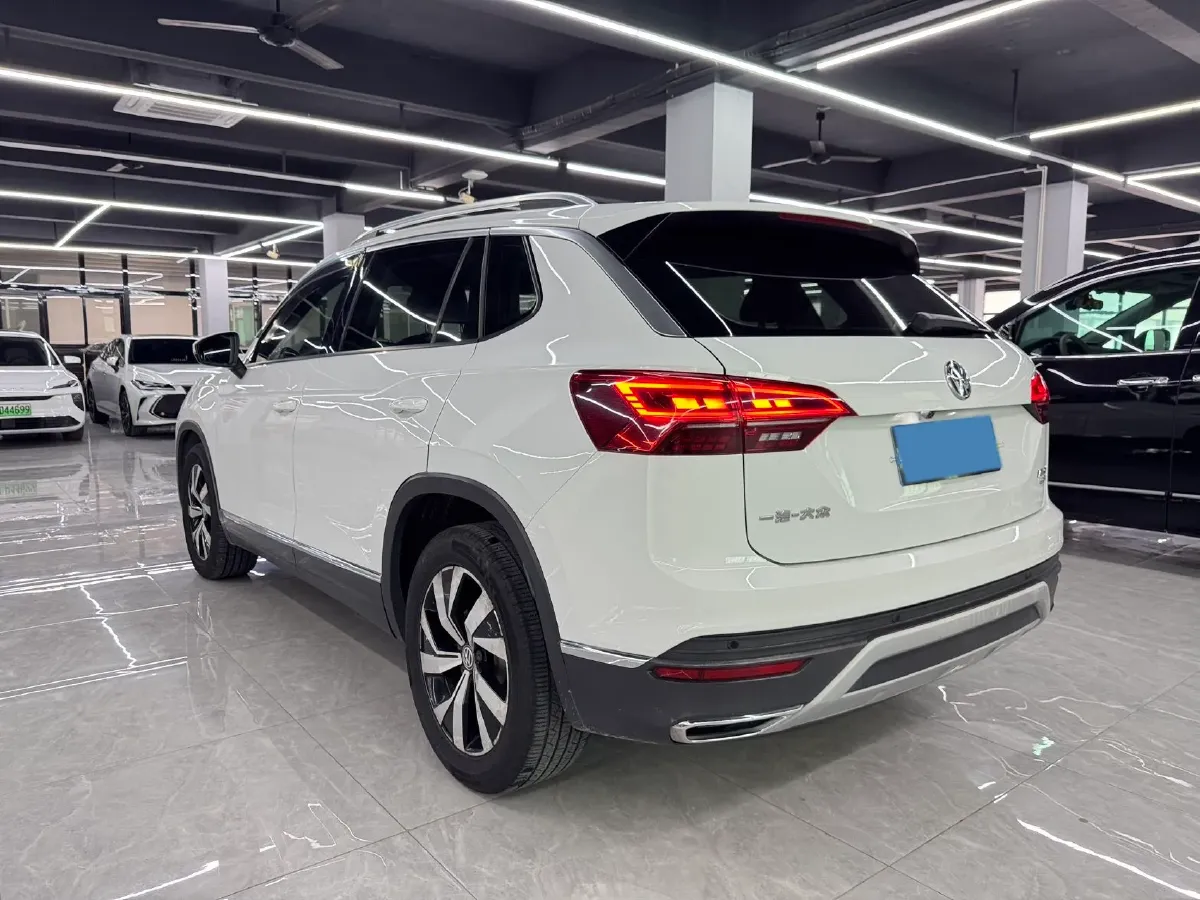 2019 Jeep Cherokee 2.0T 234HP L4 9AT,autocango,china used car exporter,china ev exporter,chinese used car exporter,chinese used ev exporter