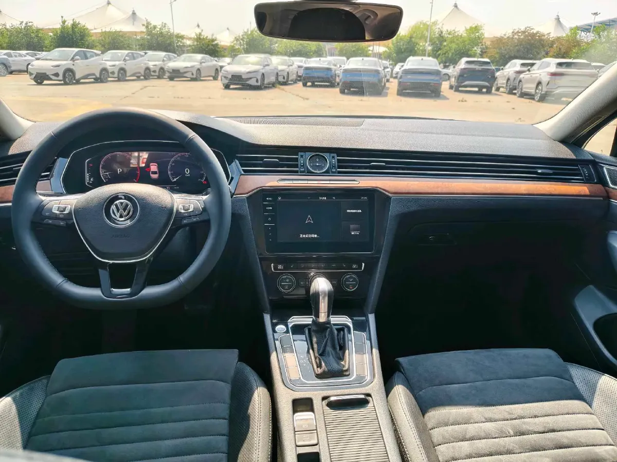 2019 Volkswagen Magotan 2.0T 186HP L4 7DCT,autocango,china used car exporter,china ev exporter,chinese used car exporter,chinese used ev exporter