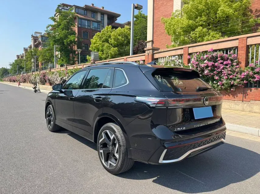 2025 Volkswagen Tiguan L 2.0T 220HP L4 7DCT,autocango,china used car exporter,china ev exporter,chinese used car exporter,chinese used ev exporter