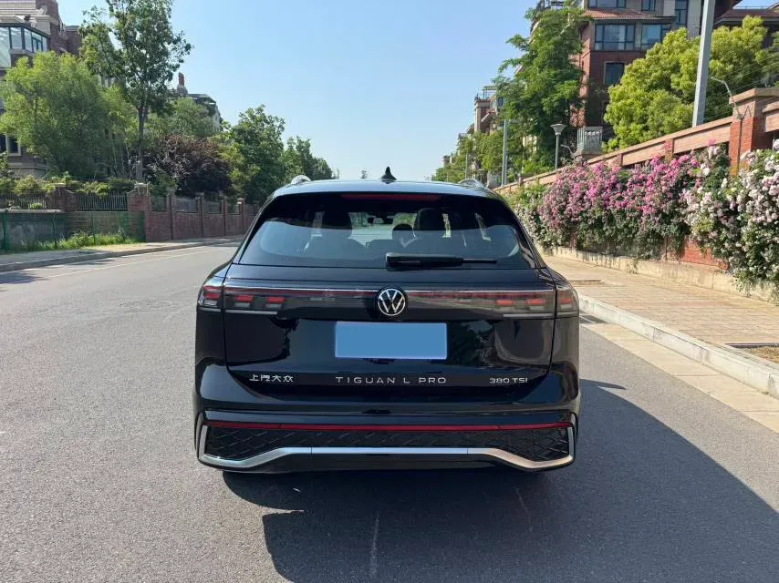 2025 Volkswagen Tiguan L 2.0T 220HP L4 7DCT,autocango,china used car exporter,china ev exporter,chinese used car exporter,chinese used ev exporter