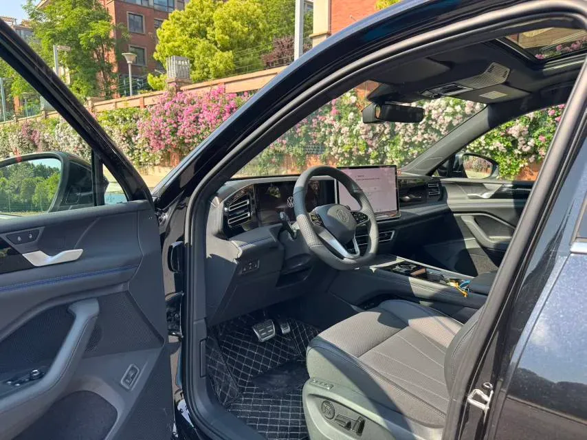 2025 Volkswagen Tiguan L 2.0T 220HP L4 7DCT,autocango,china used car exporter,china ev exporter,chinese used car exporter,chinese used ev exporter