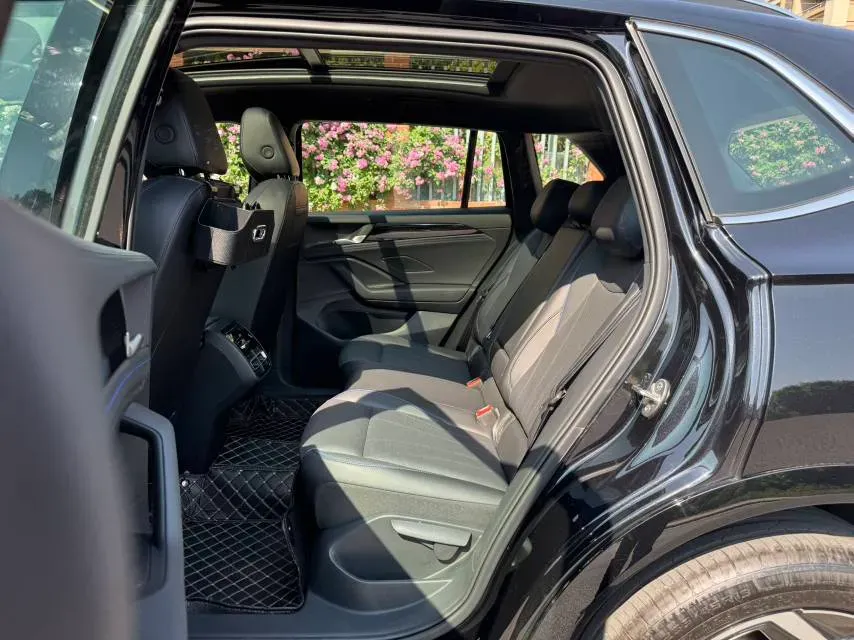 2025 Volkswagen Tiguan L 2.0T 220HP L4 7DCT,autocango,china used car exporter,china ev exporter,chinese used car exporter,chinese used ev exporter