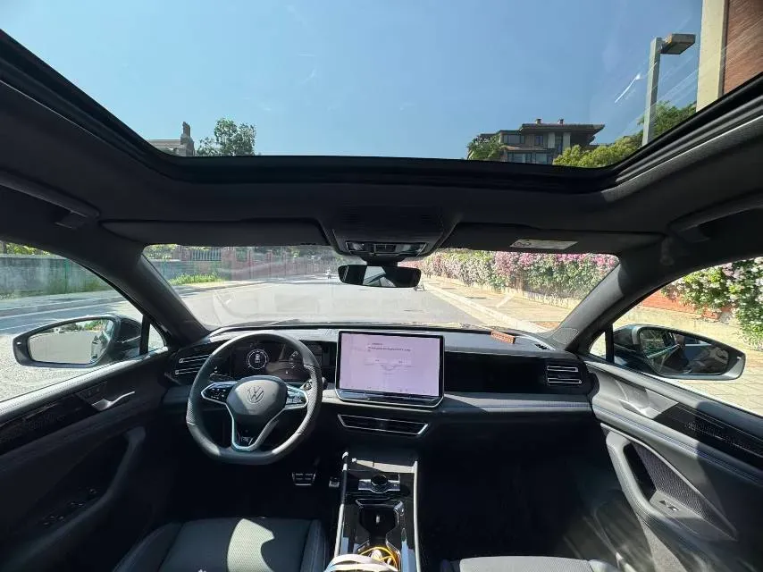 2025 Volkswagen Tiguan L 2.0T 220HP L4 7DCT,autocango,china used car exporter,china ev exporter,chinese used car exporter,chinese used ev exporter