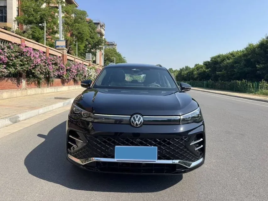 2025 Volkswagen Tiguan L 2.0T 220HP L4 7DCT,autocango,china used car exporter,china ev exporter,chinese used car exporter,chinese used ev exporter