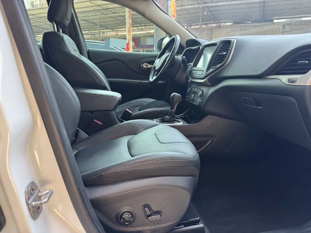 2017 Jeep Cherokee 2.0L 155HP L4 9AT,autocango,china used car exporter,china ev exporter,chinese used car exporter,chinese used ev exporter
