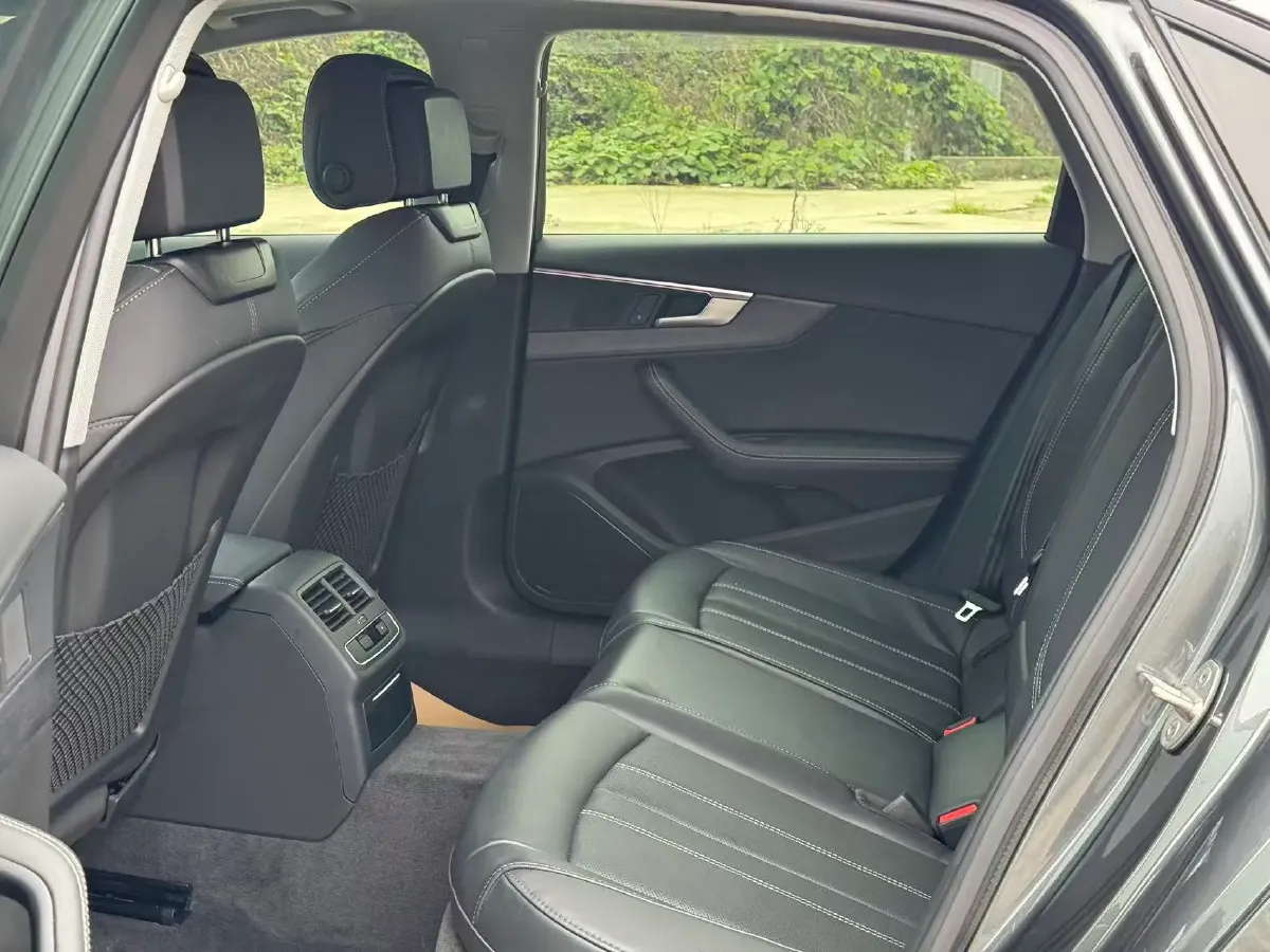 2022 Audi A4L 2.0T 190HP L4 7DCT,autocango,china used car exporter,china ev exporter,chinese used car exporter,chinese used ev exporter