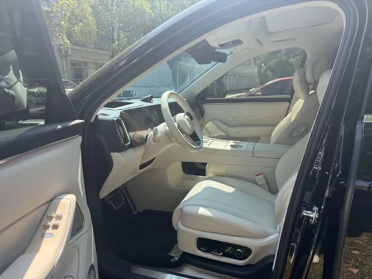 2025 AITO AITO M8 REEV 160HP REEV 53.4KWH,autocango,china used car exporter,china ev exporter,chinese used car exporter,chinese used ev exporter