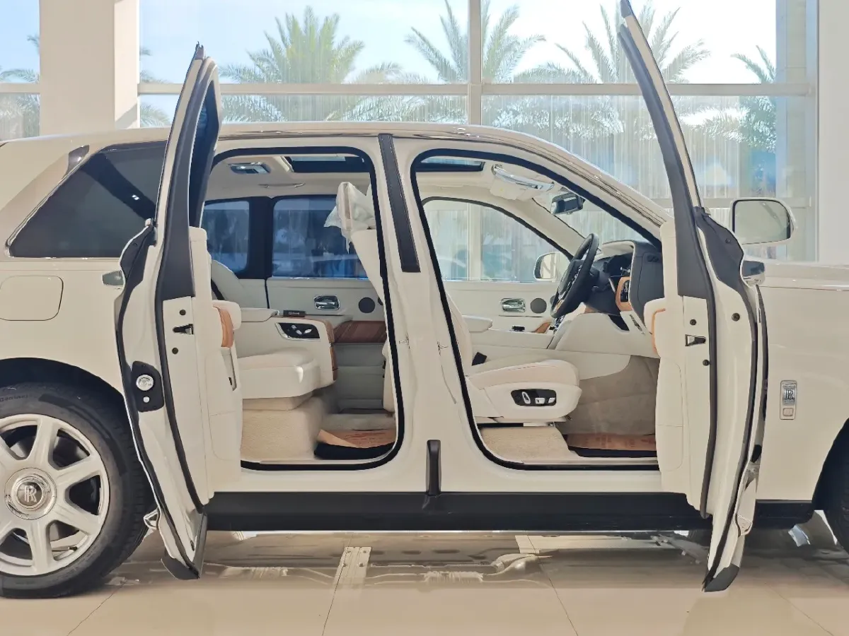 2018 Rolls-Royce Cullinan 6.7T 571HP V12 8AT,autocango,china used car exporter,china ev exporter,chinese used car exporter,chinese used ev exporter