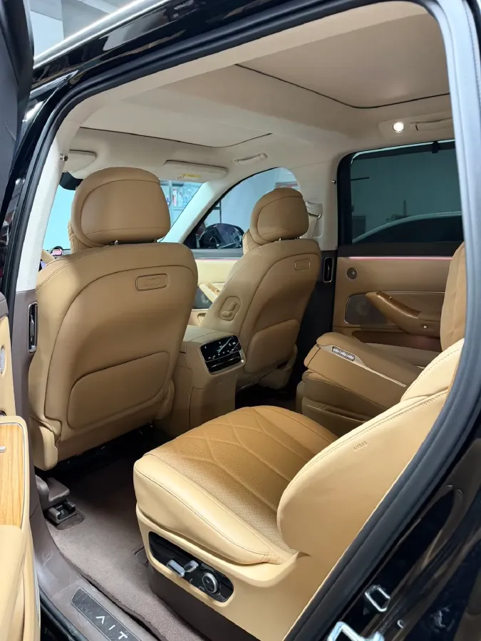 2025 AITO AITO M8 REEV 160HP REEV 53.4KWH,autocango,china used car exporter,china ev exporter,chinese used car exporter,chinese used ev exporter