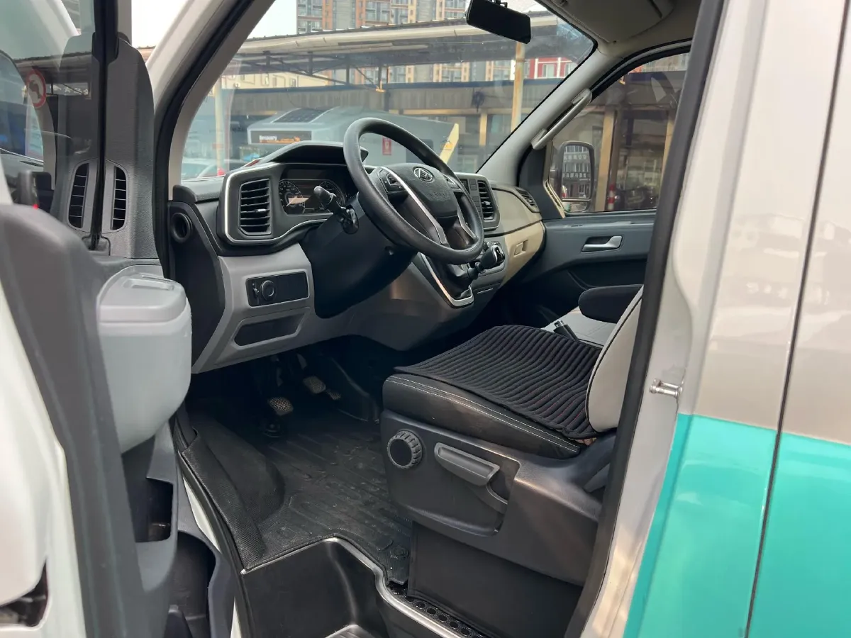 2023 MAXUS XinTu V80 2.0T 127HP L4 6MT,autocango,china used car exporter,china ev exporter,chinese used car exporter,chinese used ev exporter