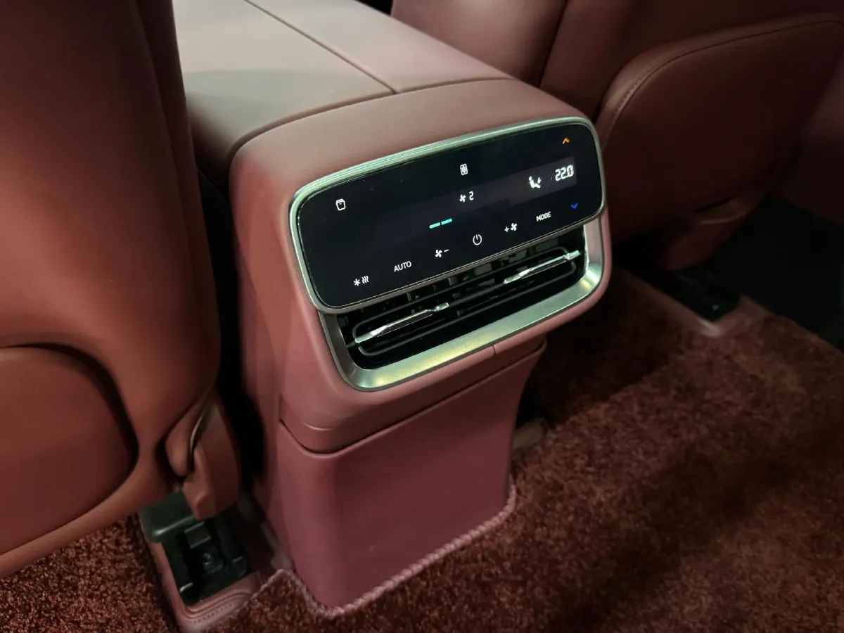 2025 AITO AITO M8 REEV 160HP REEV 53.4KWH,autocango,china used car exporter,china ev exporter,chinese used car exporter,chinese used ev exporter