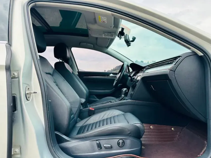 2019 Volkswagen Magotan 2.0T 186HP L4 7DCT,autocango,china used car exporter,china ev exporter,chinese used car exporter,chinese used ev exporter
