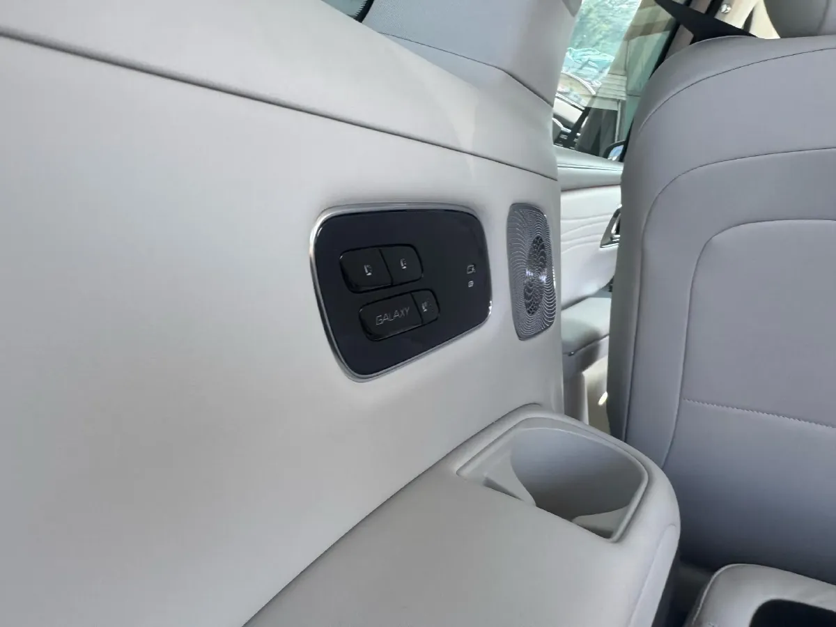 2025 Volkswagen Tiguan L 2.0T 220HP L4 7DCT,autocango,china used car exporter,china ev exporter,chinese used car exporter,chinese used ev exporter