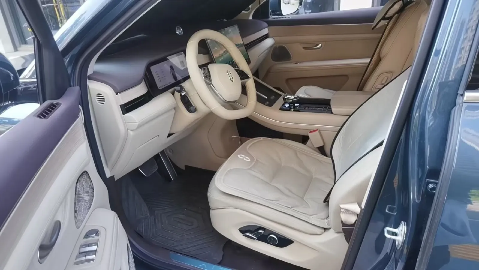 2024 AITO AITO M7 1.5T 152HP L4 REEV 42KWH,autocango,china used car exporter,china ev exporter,chinese used car exporter,chinese used ev exporter