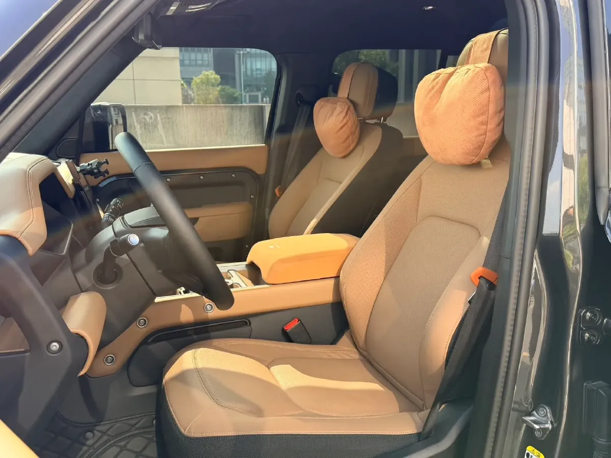 2025 Land Rover Defender 3.0T 400HP L6 8AT,autocango,china used car exporter,china ev exporter,chinese used car exporter,chinese used ev exporter