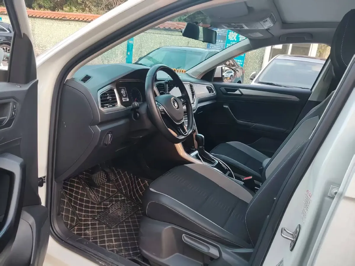 2022 Volkswagen T-Roc 1.4T 150HP L4 7DCT,autocango,china used car exporter,china ev exporter,chinese used car exporter,chinese used ev exporter