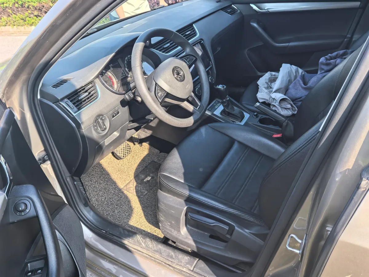 2020 Skoda Octavia 1.5L 113HP L4 6AT,autocango,china used car exporter,china ev exporter,chinese used car exporter,chinese used ev exporter