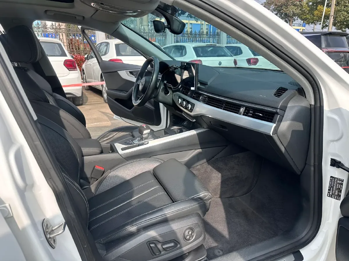 2022 Audi A4L 2.0T 190HP L4 7DCT,autocango,china used car exporter,china ev exporter,chinese used car exporter,chinese used ev exporter