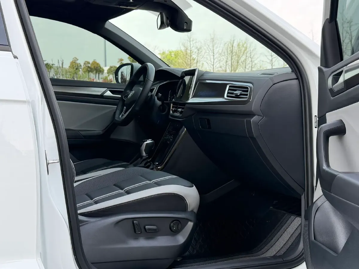 2023 Volkswagen T-Roc 1.5T 160HP L4 7DCT,autocango,china used car exporter,china ev exporter,chinese used car exporter,chinese used ev exporter