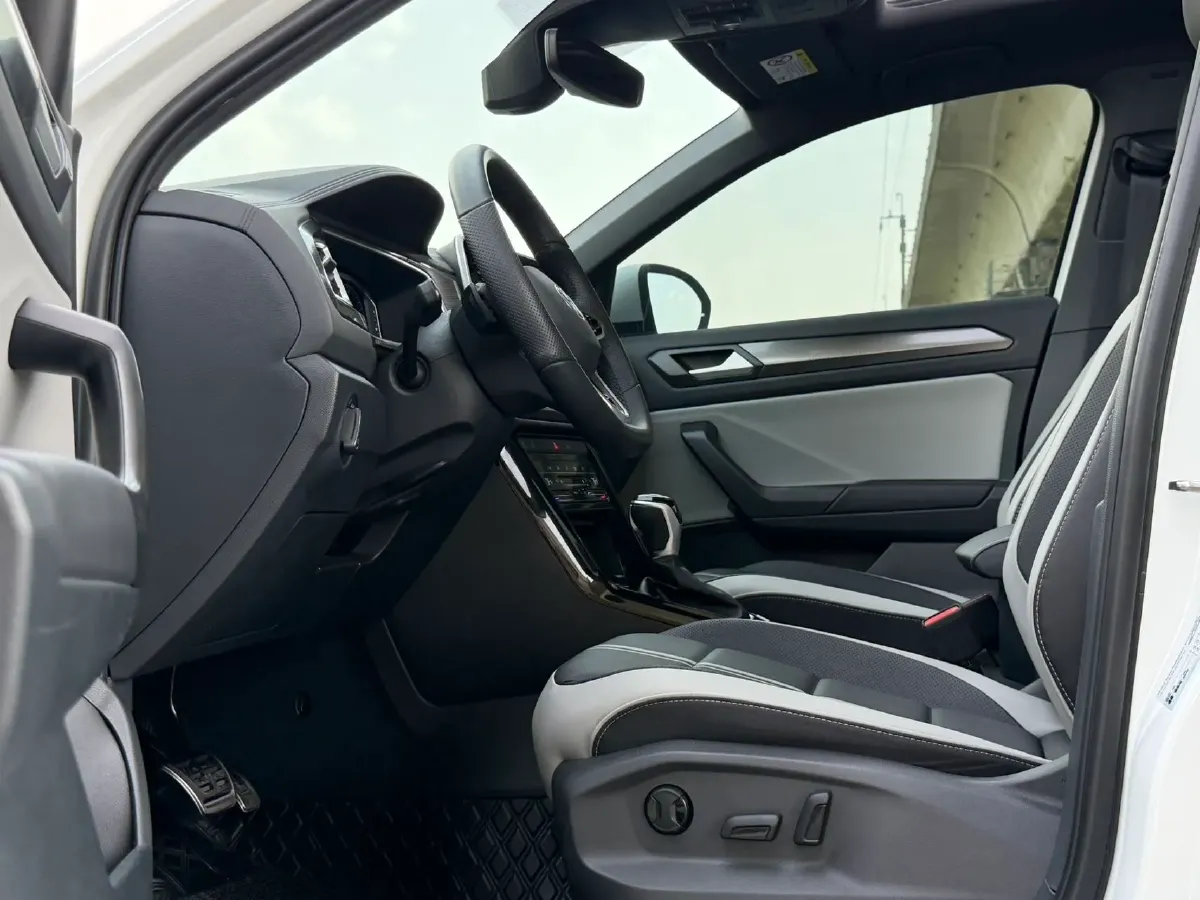 2023 Volkswagen T-Roc 1.5T 160HP L4 7DCT,autocango,china used car exporter,china ev exporter,chinese used car exporter,chinese used ev exporter