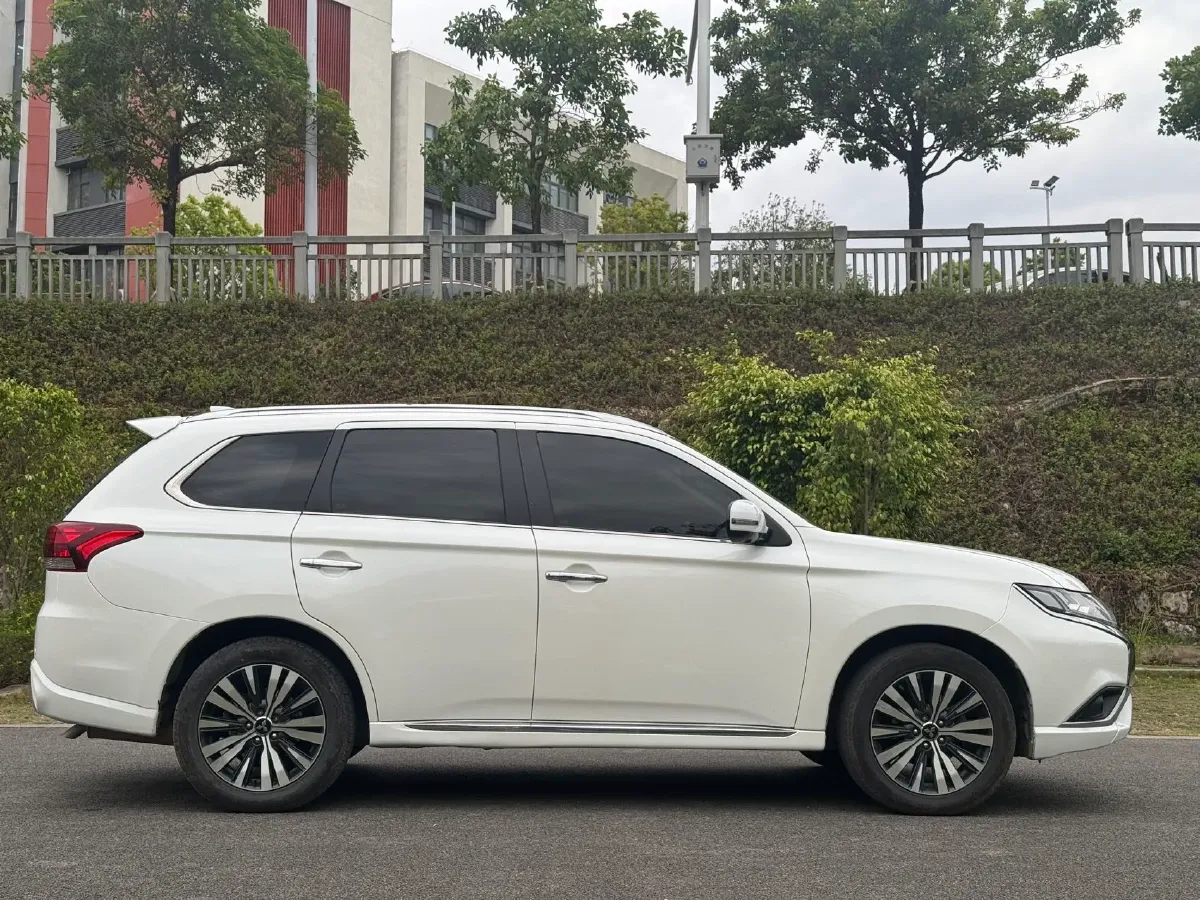 2021 Mitsubishi Outlander 2.4L 192HP L4 CVT,autocango,china used car exporter,china ev exporter,chinese used car exporter,chinese used ev exporter