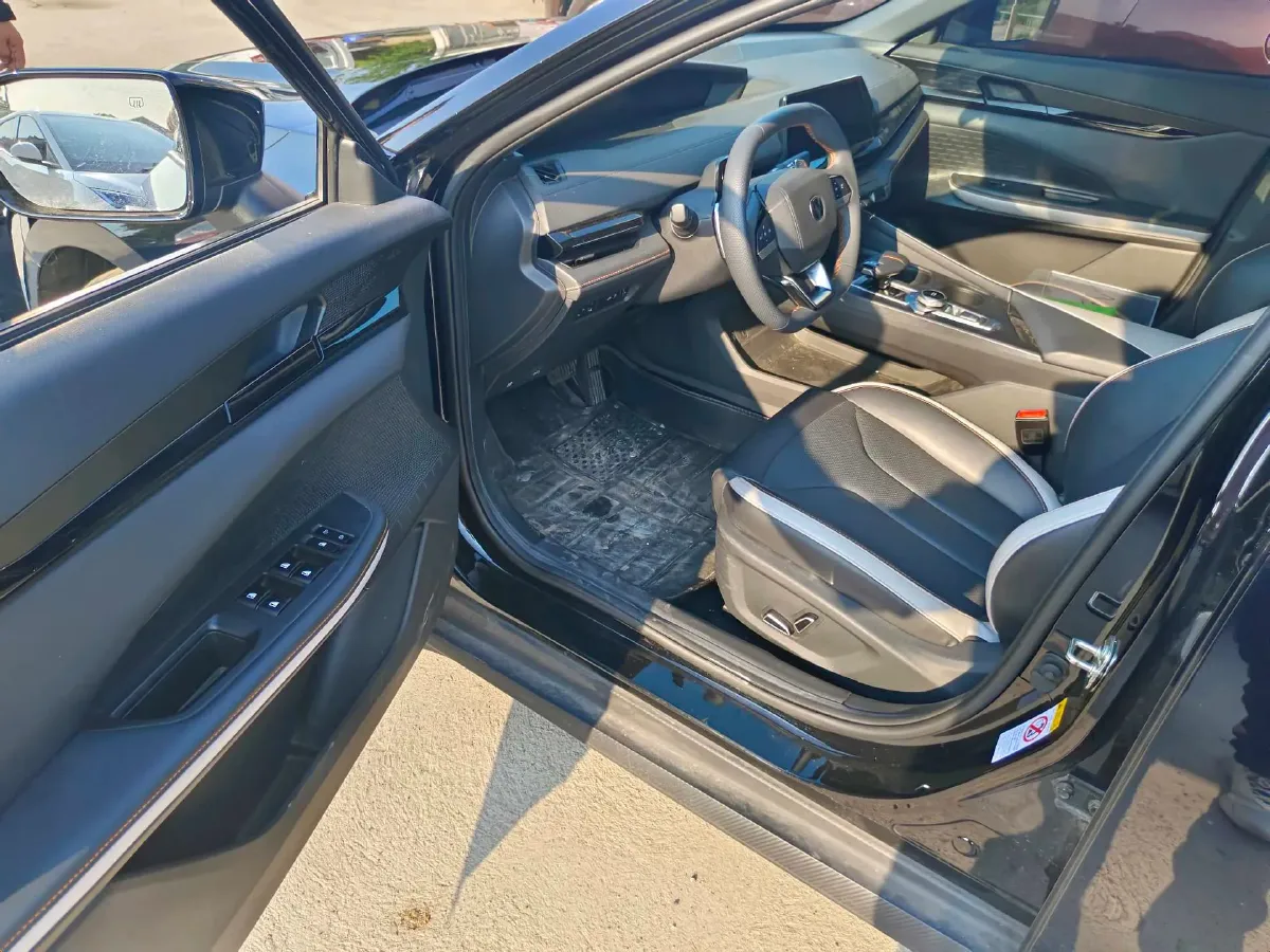 2023 ChangAn UNI-V 1.5T 188HP L4 7DCT,autocango,china used car exporter,china ev exporter,chinese used car exporter,chinese used ev exporter