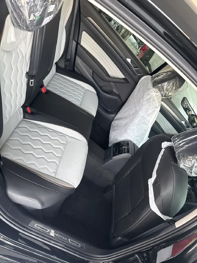 2026 Volkswagen Magotan 2.0T 220HP L4 7DCT,autocango,china used car exporter,china ev exporter,chinese used car exporter,chinese used ev exporter