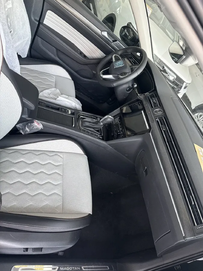 2026 Volkswagen Magotan 2.0T 220HP L4 7DCT,autocango,china used car exporter,china ev exporter,chinese used car exporter,chinese used ev exporter