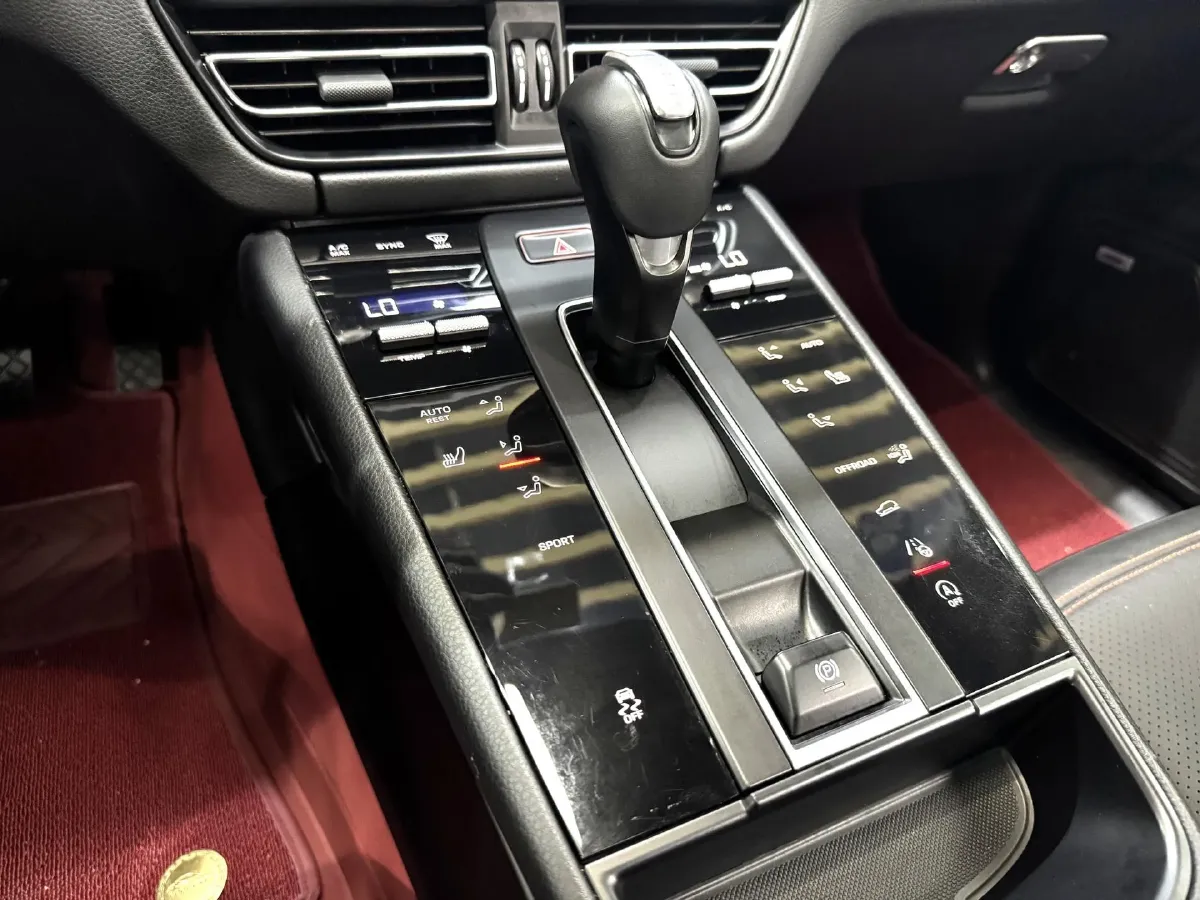 2022 Porsche Macan 2.0T 265HP L4 7DCT,autocango,china used car exporter,china ev exporter,chinese used car exporter,chinese used ev exporter