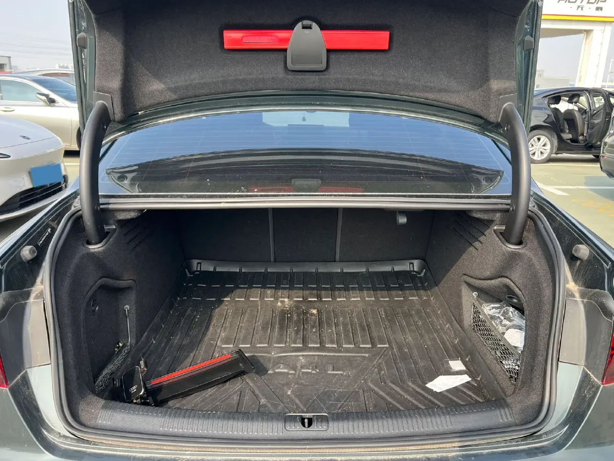2024 Audi A4L 2.0T 190HP L4 7DCT,autocango,china used car exporter,china ev exporter,chinese used car exporter,chinese used ev exporter