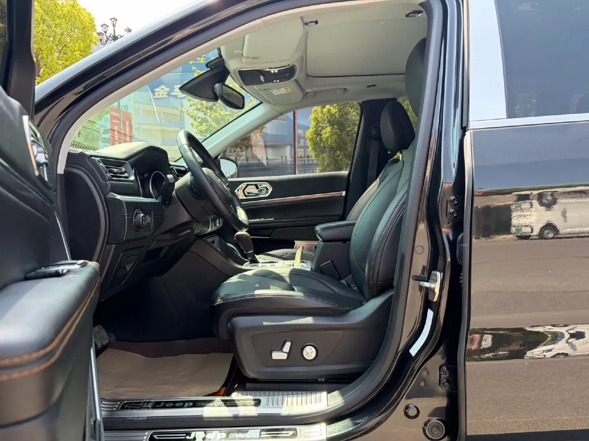 2018 Jeep Grand Commander 2.0T 265HP L4 9AT,autocango,china used car exporter,china ev exporter,chinese used car exporter,chinese used ev exporter