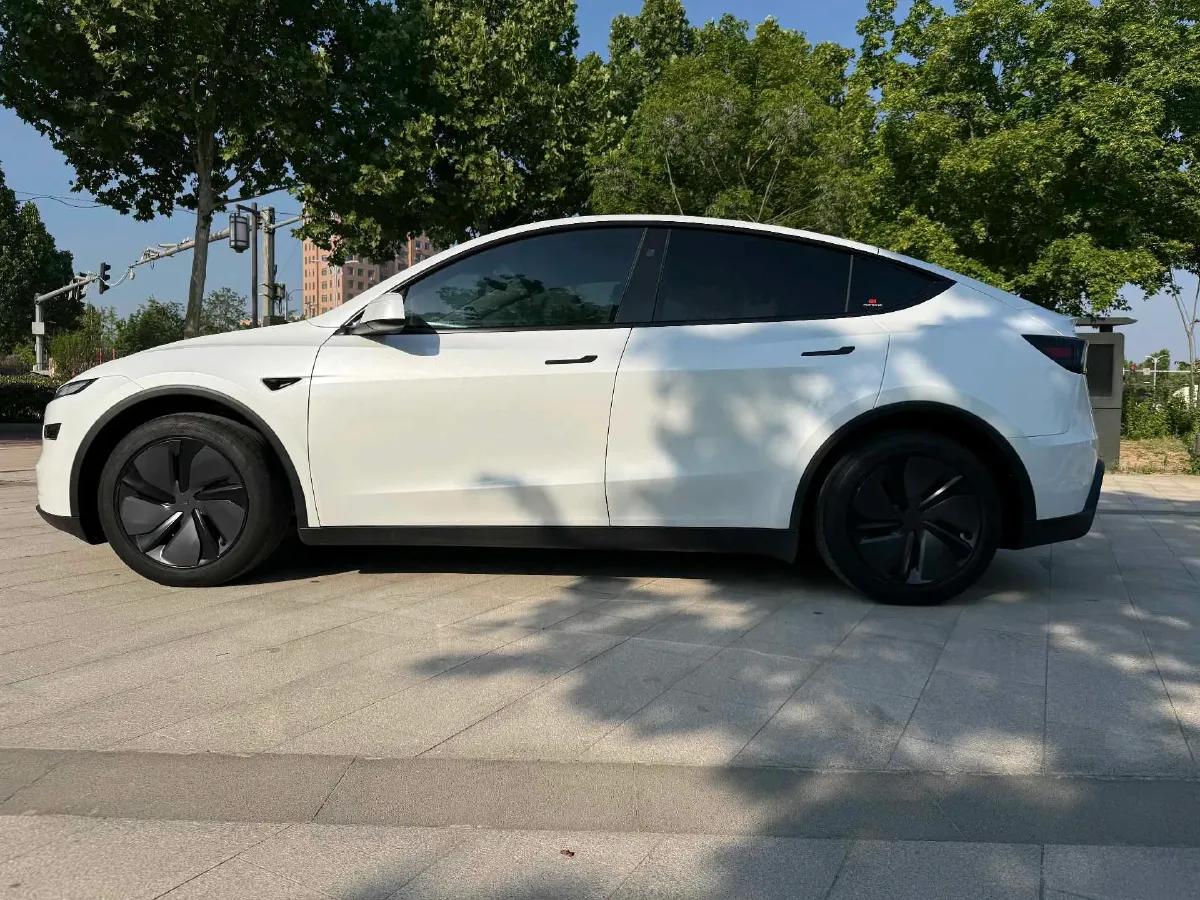 2025 Tesla Model Y BEV 62.5KWH,autocango,china used car exporter,china ev exporter,chinese used car exporter,chinese used ev exporter