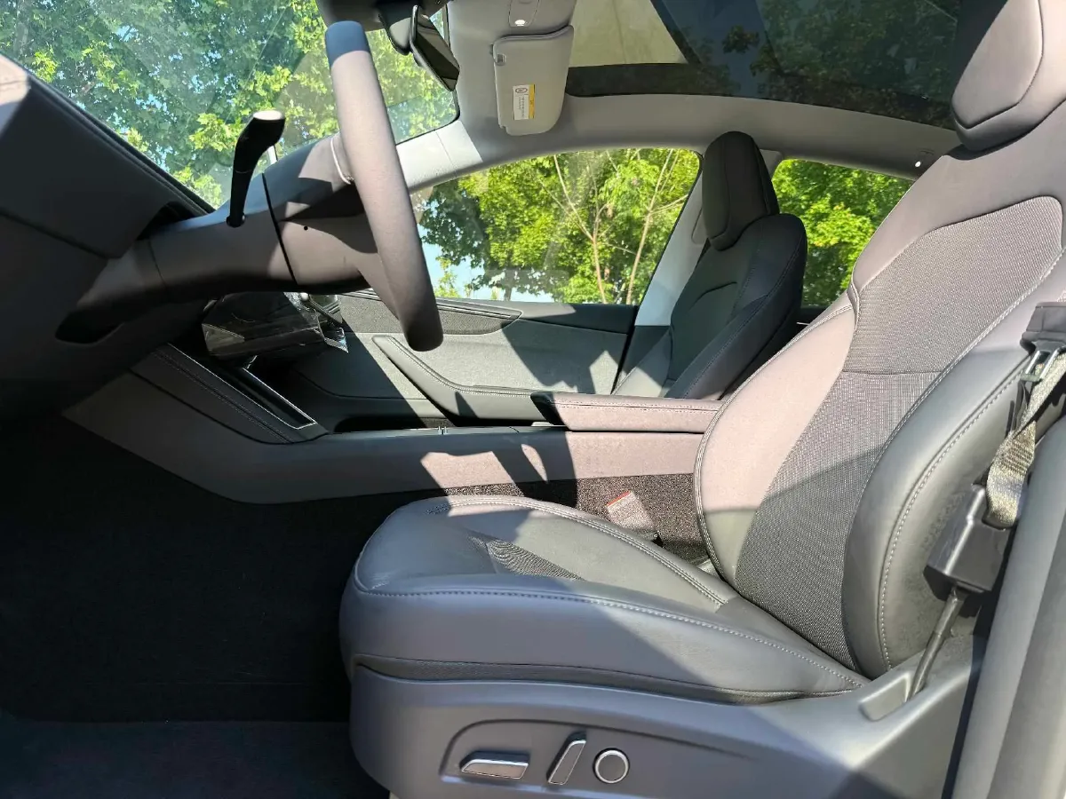 2025 Tesla Model Y BEV 62.5KWH,autocango,china used car exporter,china ev exporter,chinese used car exporter,chinese used ev exporter