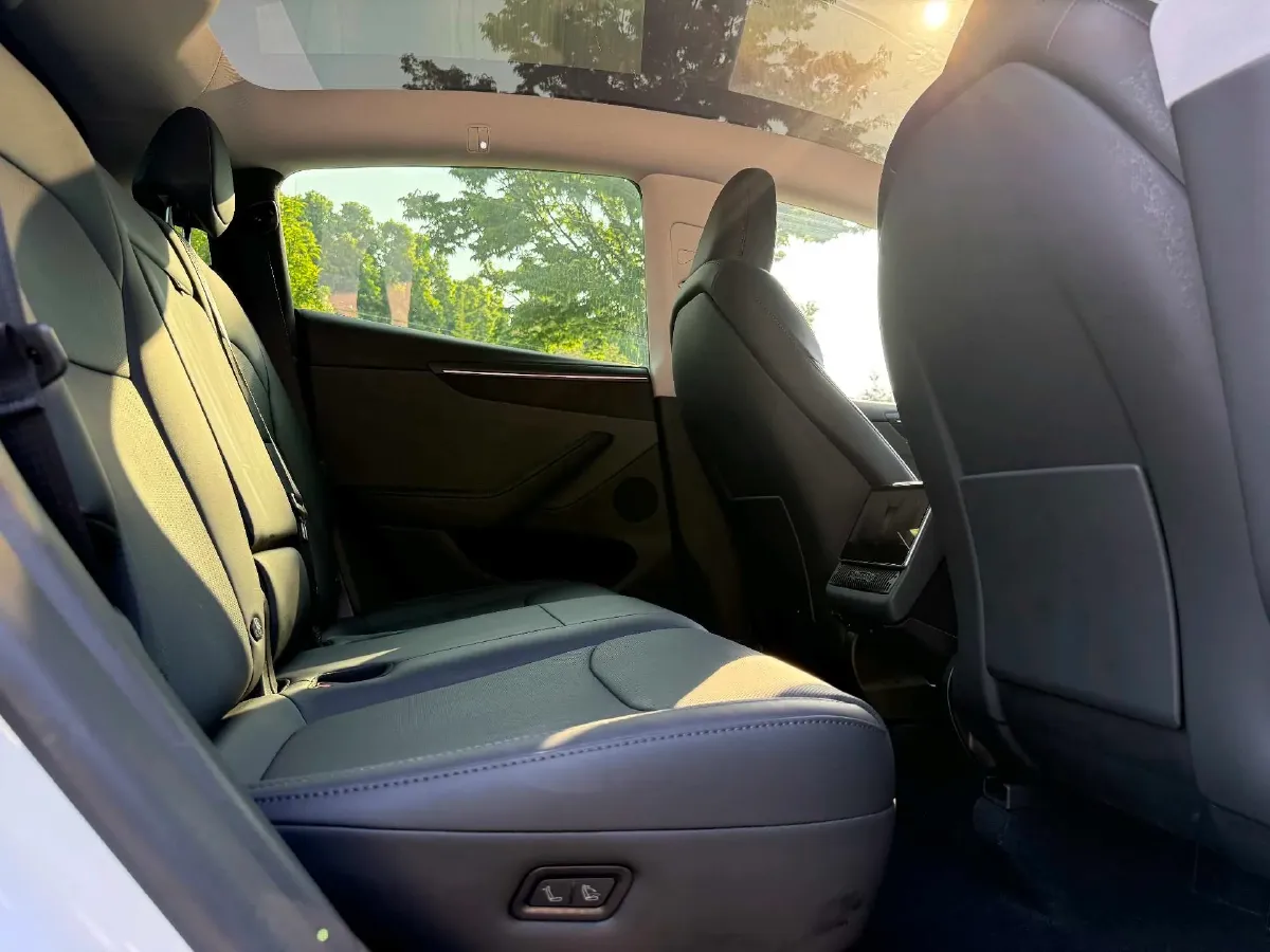 2025 Tesla Model Y BEV 62.5KWH,autocango,china used car exporter,china ev exporter,chinese used car exporter,chinese used ev exporter