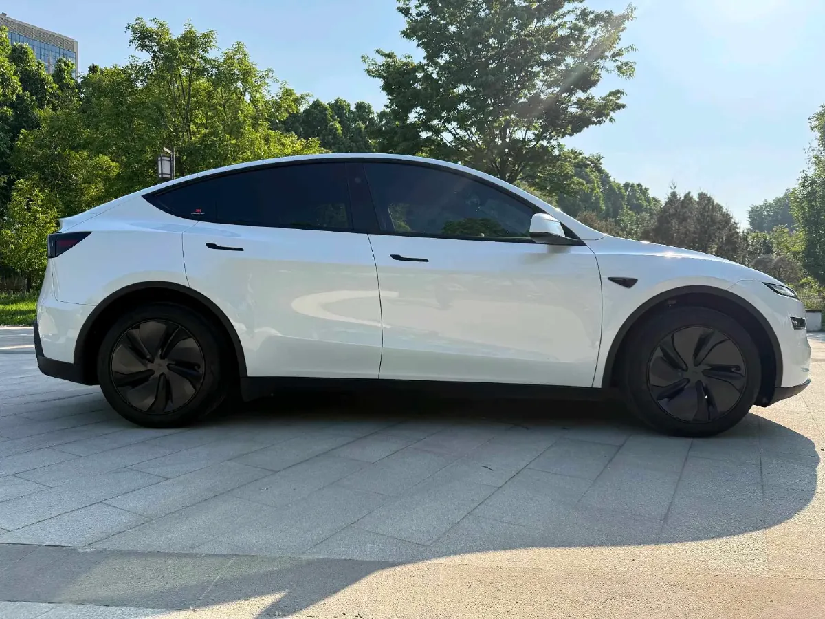 2025 Tesla Model Y BEV 62.5KWH,autocango,china used car exporter,china ev exporter,chinese used car exporter,chinese used ev exporter