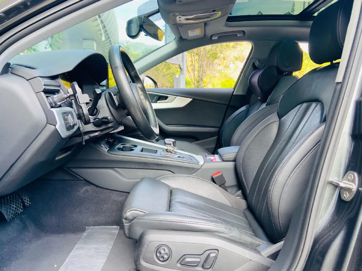 2022 Audi A4L 2.0T 190HP L4 7DCT,autocango,china used car exporter,china ev exporter,chinese used car exporter,chinese used ev exporter