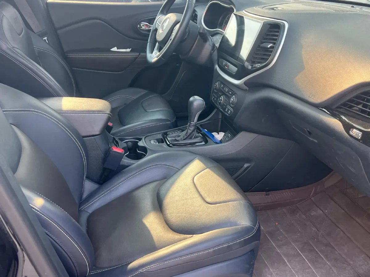 2020 Jeep Cherokee 2.0L 148HP L4 9AT,autocango,china used car exporter,china ev exporter,chinese used car exporter,chinese used ev exporter