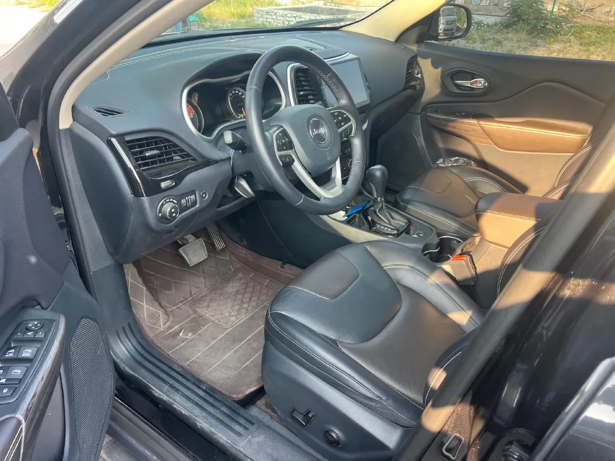 2020 Jeep Cherokee 2.0L 148HP L4 9AT,autocango,china used car exporter,china ev exporter,chinese used car exporter,chinese used ev exporter