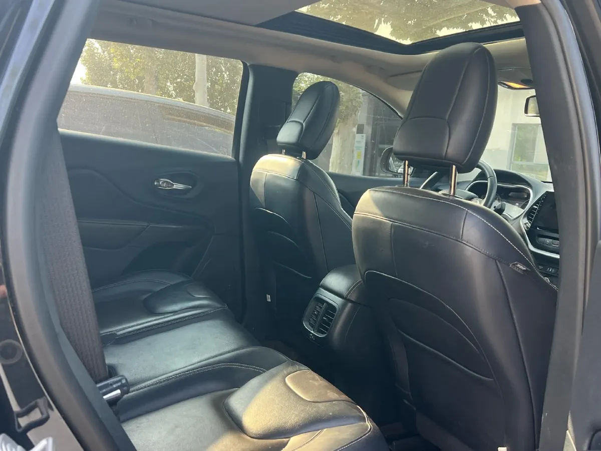 2020 Jeep Cherokee 2.0L 148HP L4 9AT,autocango,china used car exporter,china ev exporter,chinese used car exporter,chinese used ev exporter