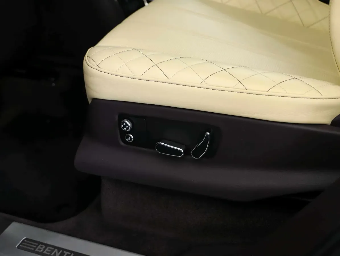 2018 Bentley Bentayga 4.0T 550HP V8 8AT,autocango,china used car exporter,china ev exporter,chinese used car exporter,chinese used ev exporter