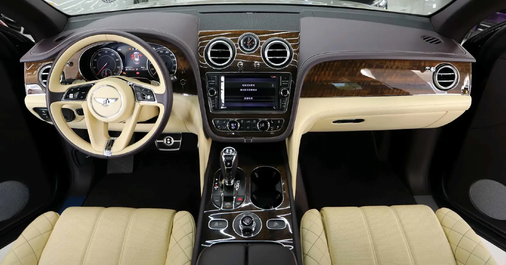 2018 Bentley Bentayga 4.0T 550HP V8 8AT,autocango,china used car exporter,china ev exporter,chinese used car exporter,chinese used ev exporter