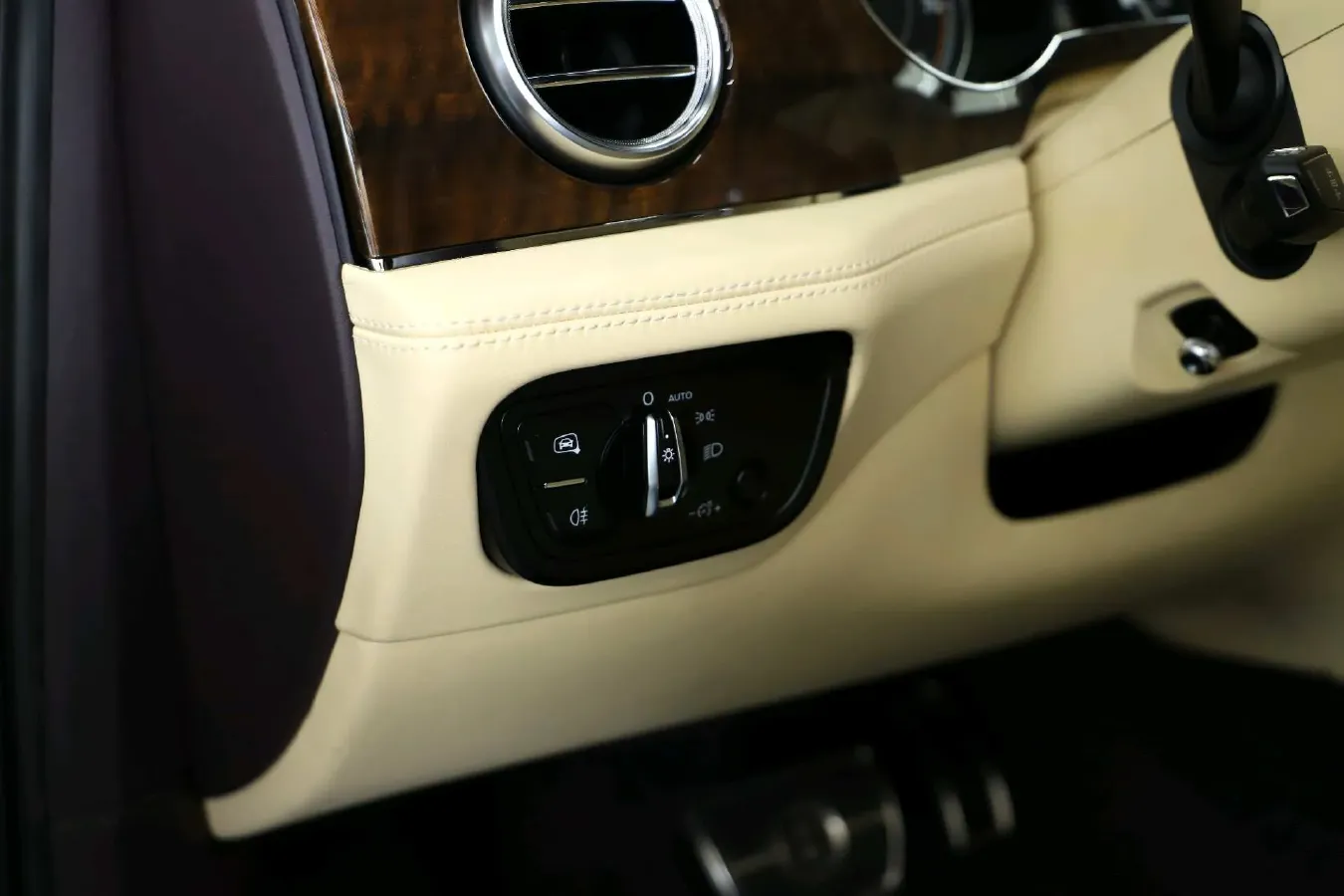 2018 Bentley Bentayga 4.0T 550HP V8 8AT,autocango,china used car exporter,china ev exporter,chinese used car exporter,chinese used ev exporter