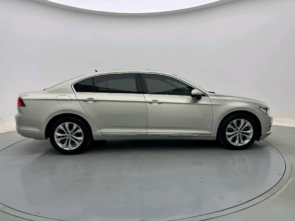 2018 Volkswagen Magotan 2.0T 220HP L4 7DCT,autocango,china used car exporter,china ev exporter,chinese used car exporter,chinese used ev exporter