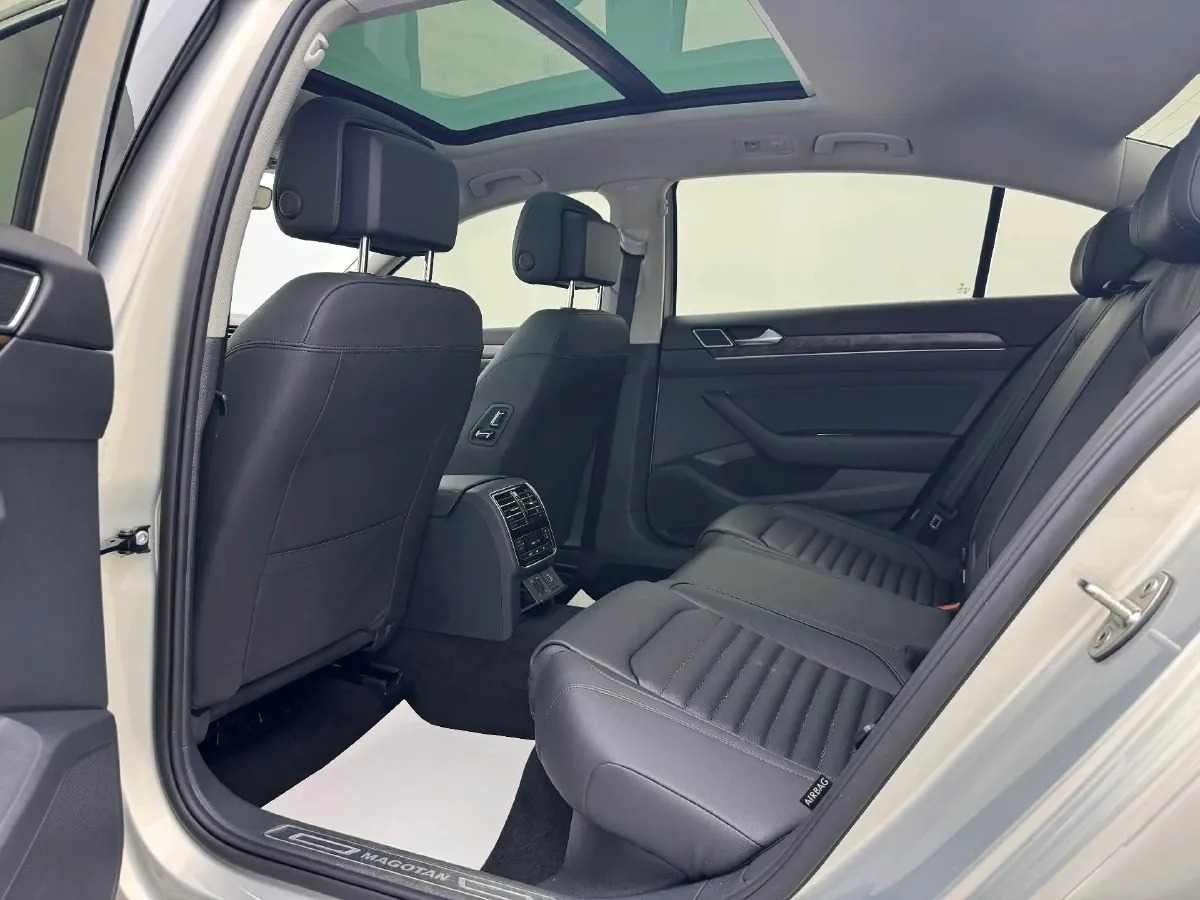 2018 Volkswagen Magotan 2.0T 220HP L4 7DCT,autocango,china used car exporter,china ev exporter,chinese used car exporter,chinese used ev exporter