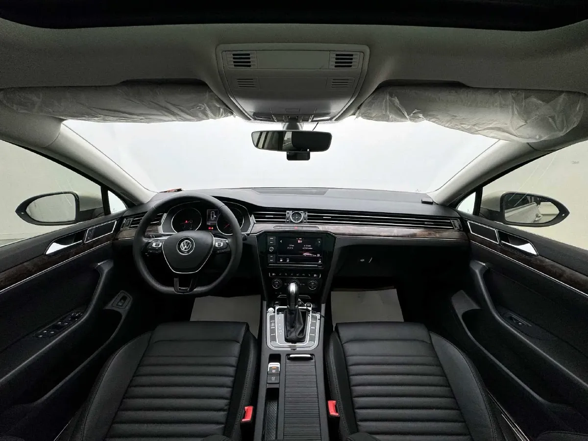 2018 Volkswagen Magotan 2.0T 220HP L4 7DCT,autocango,china used car exporter,china ev exporter,chinese used car exporter,chinese used ev exporter