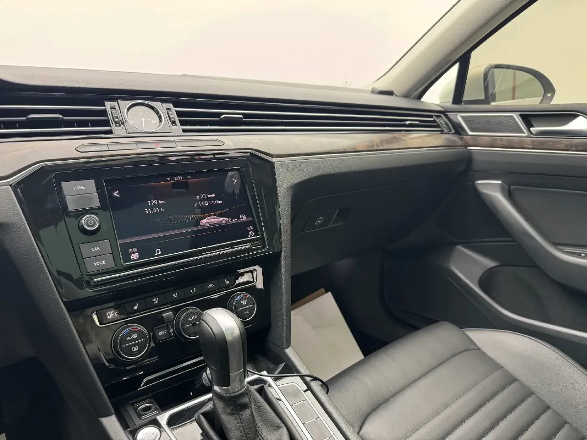 2018 Volkswagen Magotan 2.0T 220HP L4 7DCT,autocango,china used car exporter,china ev exporter,chinese used car exporter,chinese used ev exporter