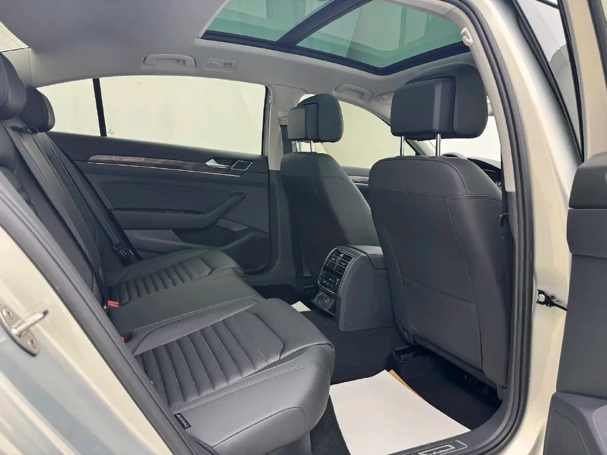 2018 Volkswagen Magotan 2.0T 220HP L4 7DCT,autocango,china used car exporter,china ev exporter,chinese used car exporter,chinese used ev exporter