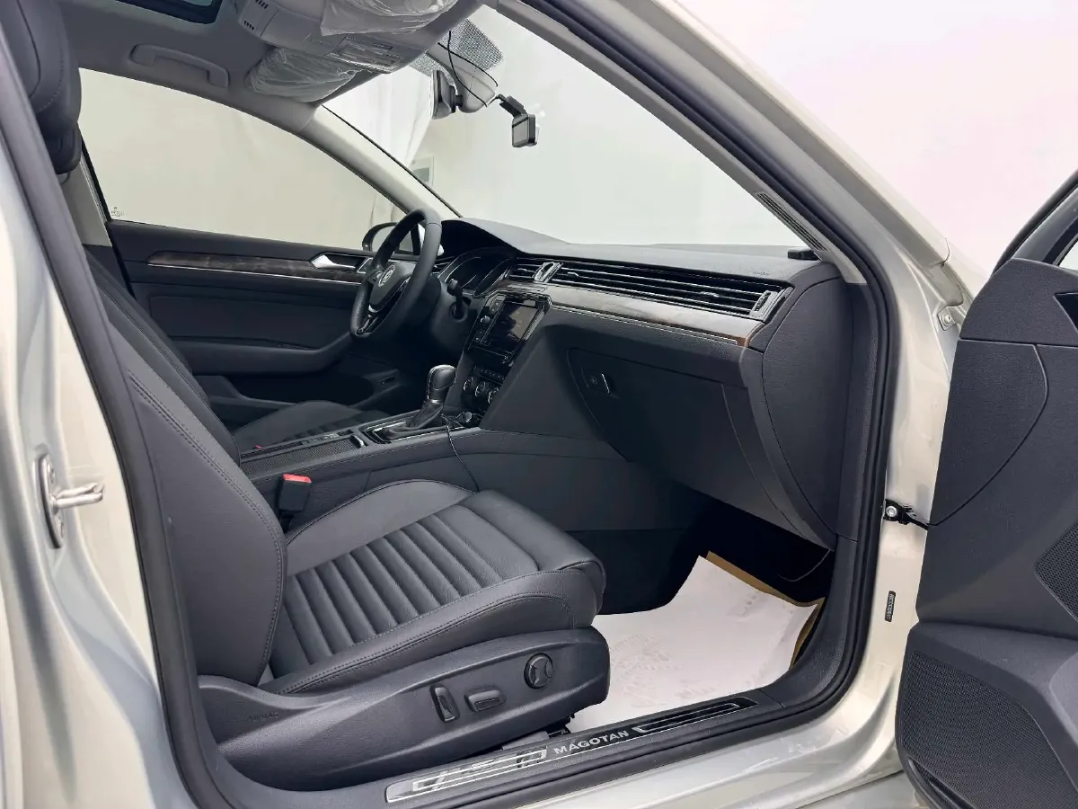 2018 Volkswagen Magotan 2.0T 220HP L4 7DCT,autocango,china used car exporter,china ev exporter,chinese used car exporter,chinese used ev exporter