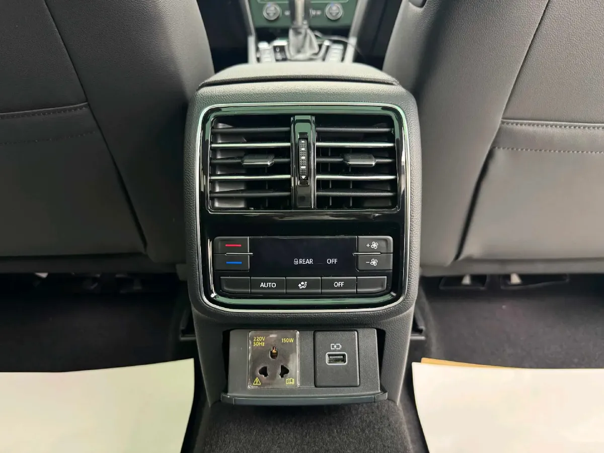 2018 Volkswagen Magotan 2.0T 220HP L4 7DCT,autocango,china used car exporter,china ev exporter,chinese used car exporter,chinese used ev exporter