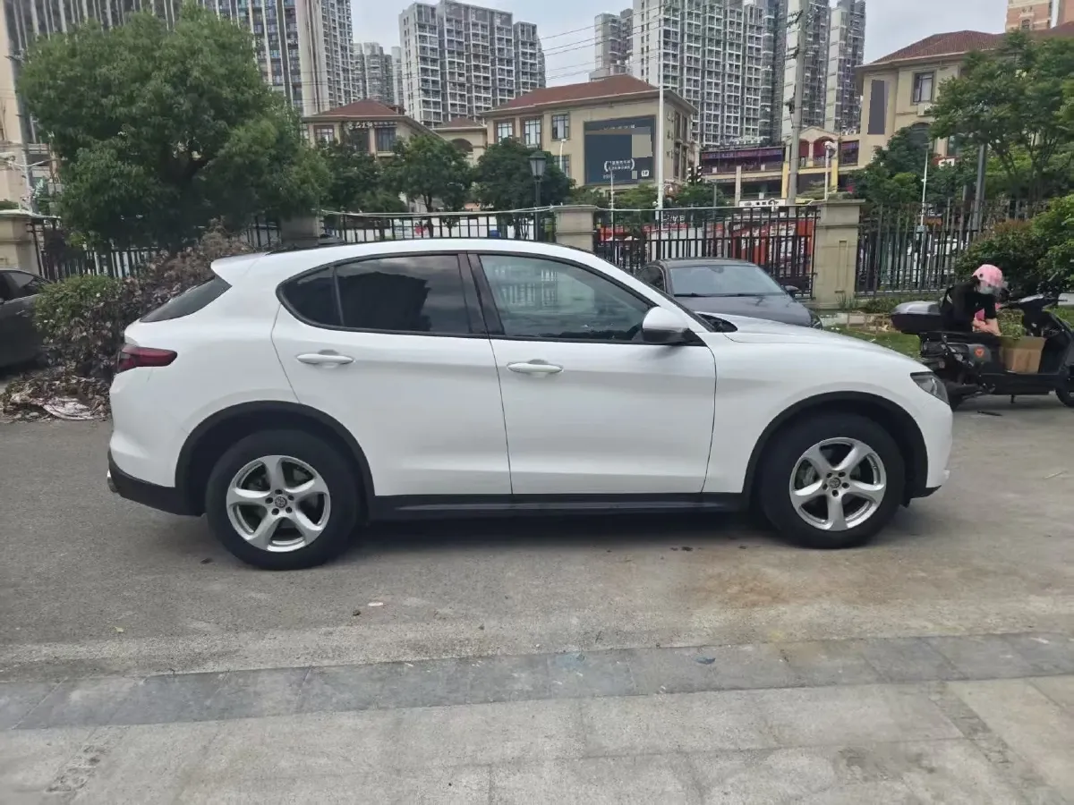 2017 Jaguar XE 2.0T 240HP L4 8AT,autocango,china used car exporter,china ev exporter,chinese used car exporter,chinese used ev exporter